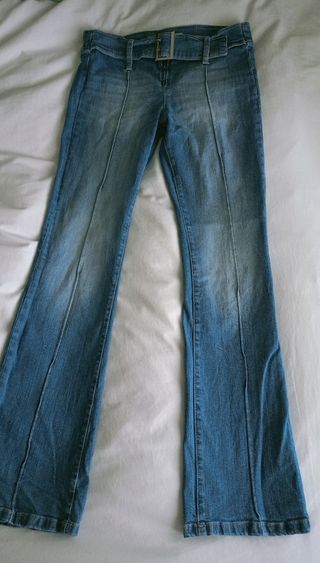 Jeans Bershka ajustados con cinturón