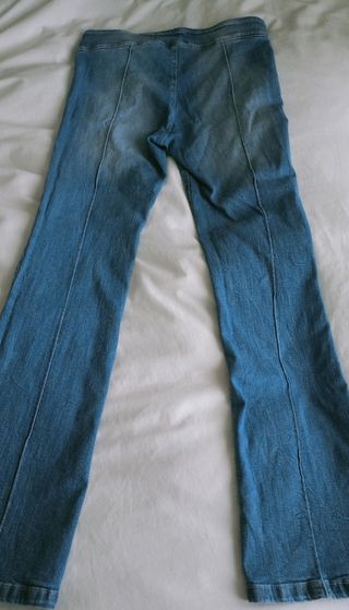 Jeans Bershka ajustados con cinturón