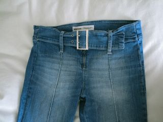 Jeans Bershka ajustados con cinturón