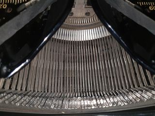 Maquina De Escribir Antigua + Proyector