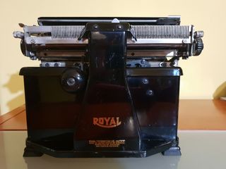 Maquina De Escribir Antigua + Proyector