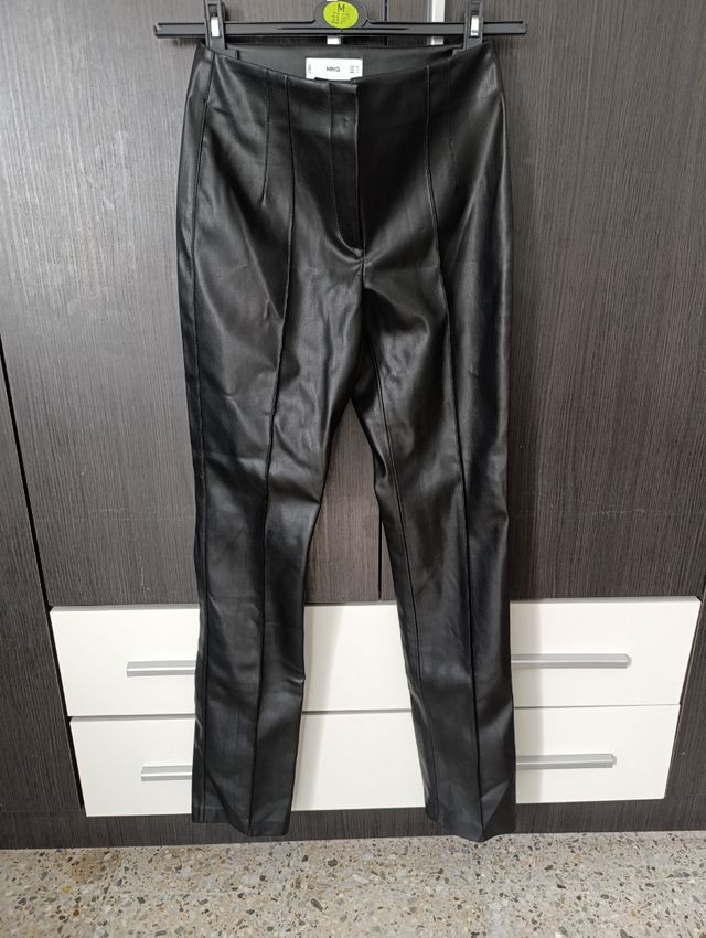 Pantalón skinny efecto piel Mango