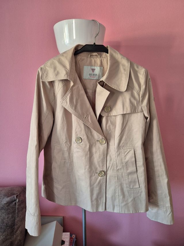 Gabardina Guess,  talla L.