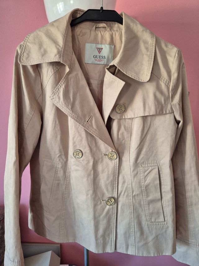 Gabardina Guess,  talla L.