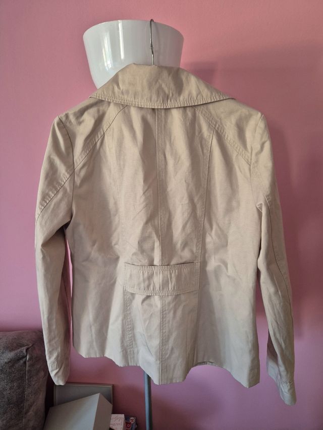 Gabardina Guess,  talla L.