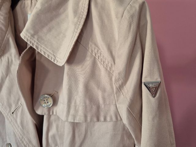 Gabardina Guess,  talla L.