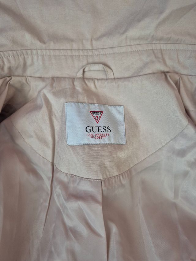 Gabardina Guess,  talla L.