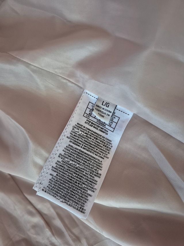 Gabardina Guess,  talla L.