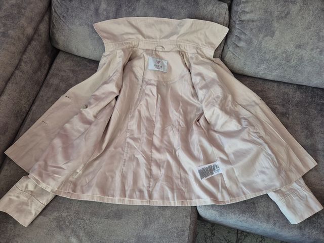 Gabardina Guess,  talla L.