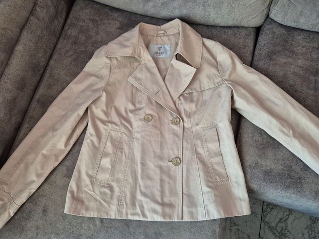 Gabardina Guess,  talla L.
