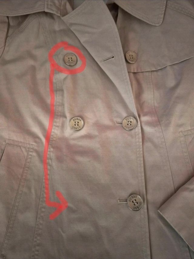 Gabardina Guess,  talla L.