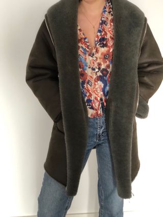 Chaqueton tres cuartos de antelina de Mango 