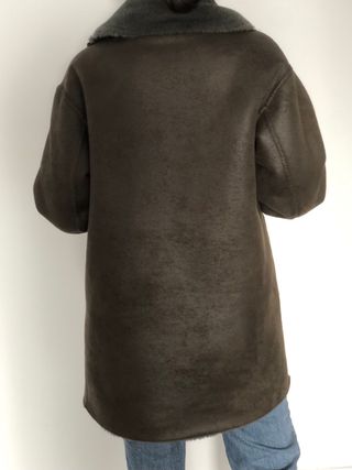 Chaqueton tres cuartos de antelina de Mango 