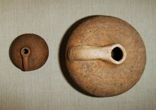 2 CÁNTAROS DE UNA ASA DE TERRACOTA