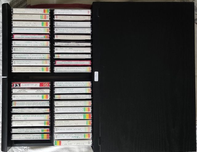 Cassettone porta con 39 musicassette Reggae