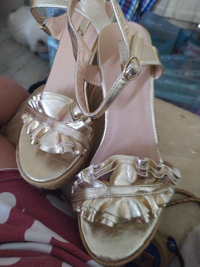 Zapatos sin estrenar dorados. Cuña.