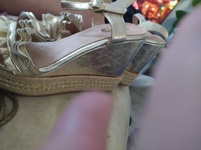 Zapatos sin estrenar dorados. Cuña.