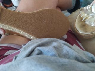 Zapatos sin estrenar dorados. Cuña.