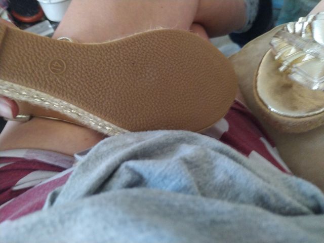 Zapatos sin estrenar dorados. Cuña.