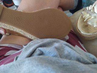 Zapatos sin estrenar dorados. Cuña.