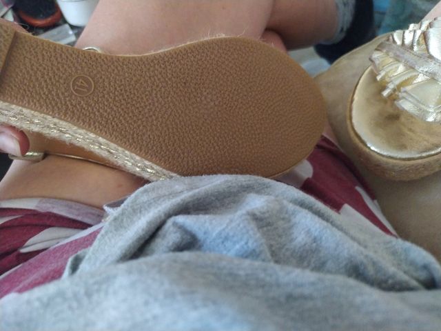 Zapatos sin estrenar dorados. Cuña.