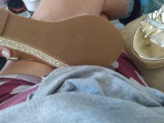 Zapatos sin estrenar dorados. Cuña.