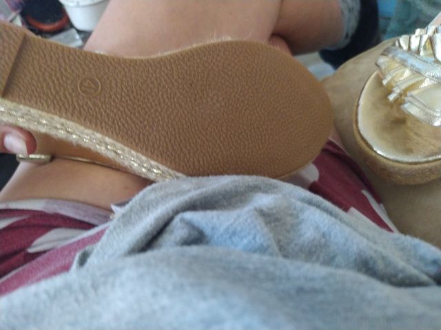 Zapatos sin estrenar dorados. Cuña.