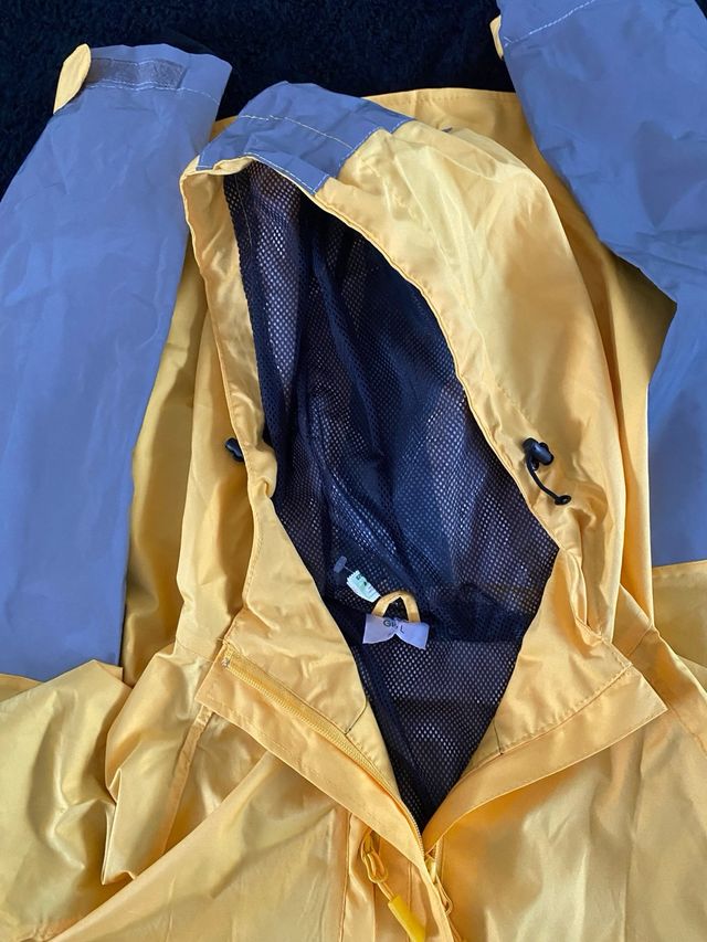 CHAQUETA IMPERMEABLE/CHUBASQUERO FLUORESCENTE