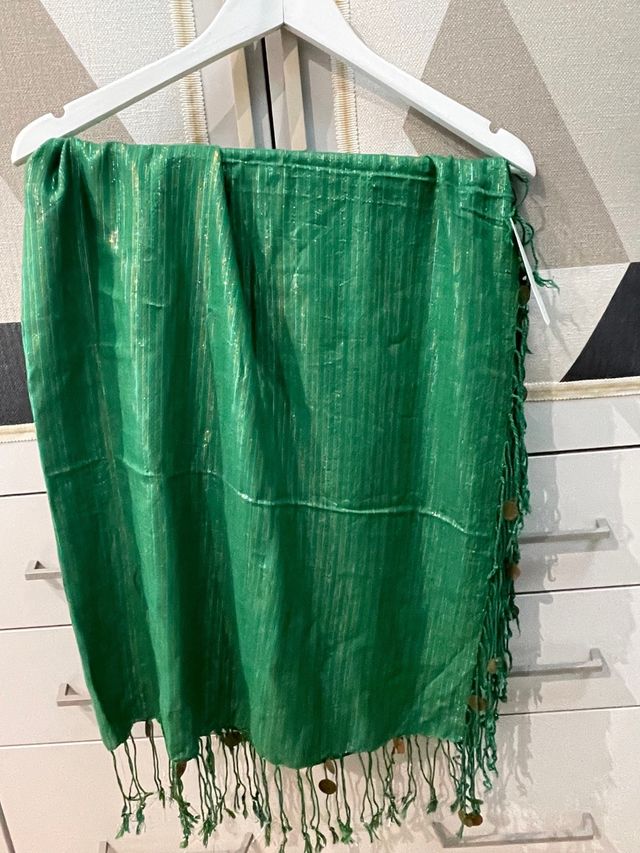 Pañuelo verde irisado de Zara 