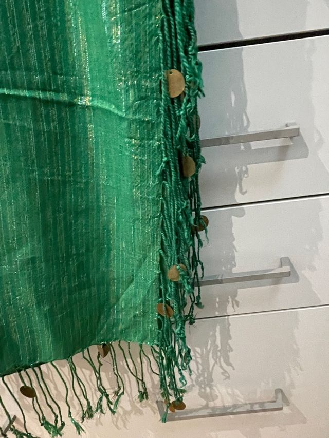 Pañuelo verde irisado de Zara 