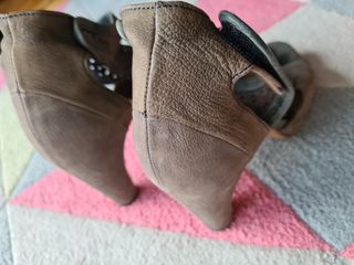 Fly London 30 tacón sandalia