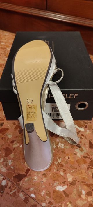 NUEVOS Zapatos plateados fiesta pedreria victoriad