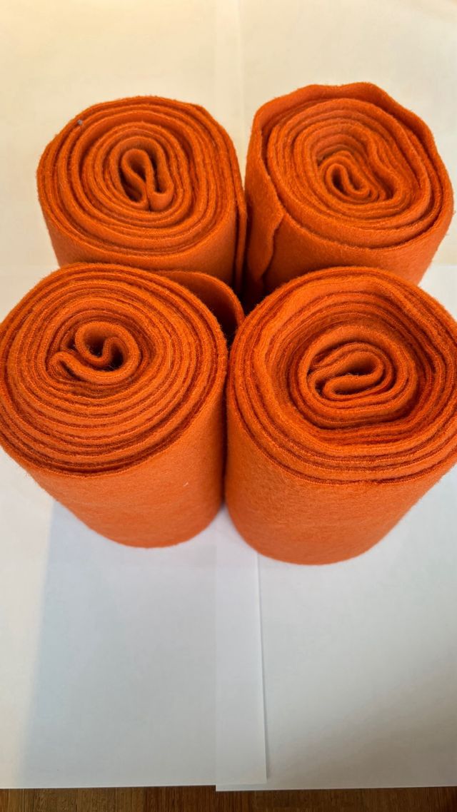 conjunto naranja.Cabezada de cuadra y vendas