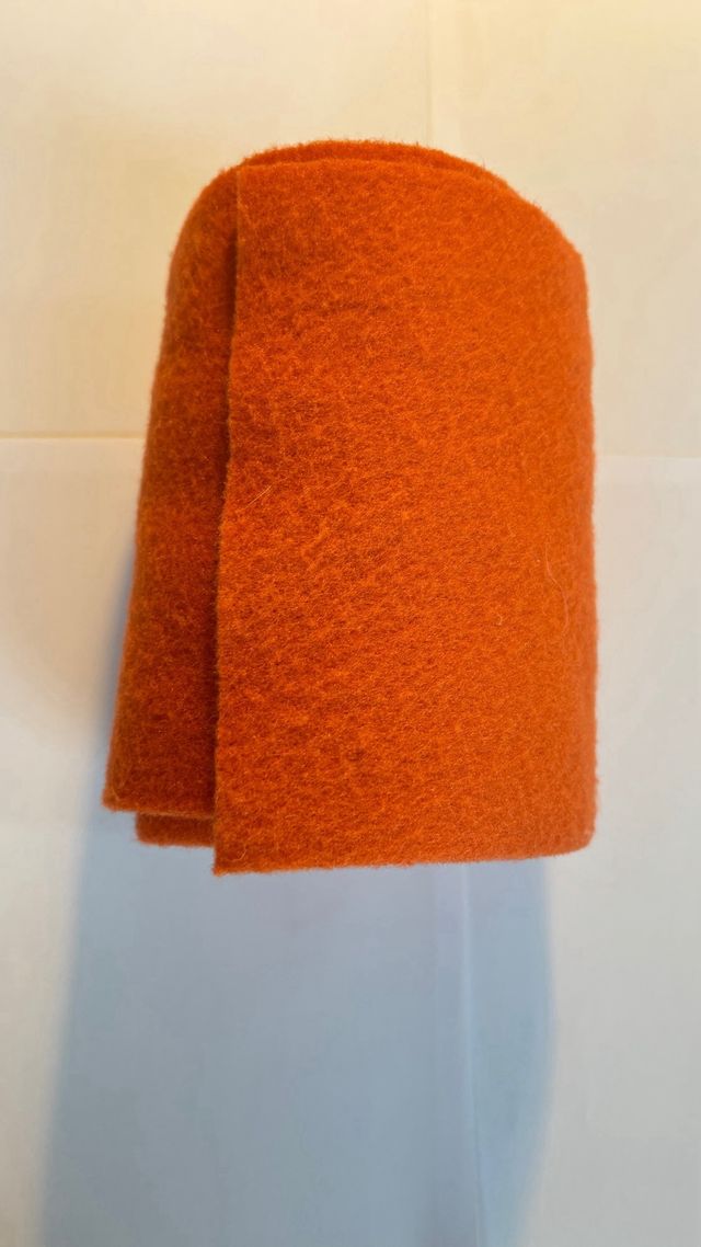 conjunto naranja.Cabezada de cuadra y vendas