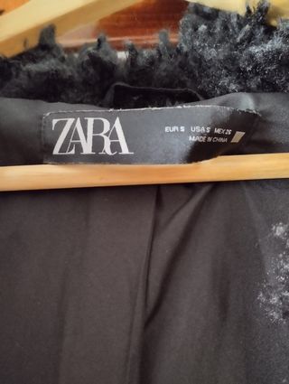 Abrigo de pelo rizado negro, largo. Muy abrigado