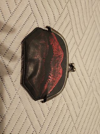 Monedero cuero desigual 