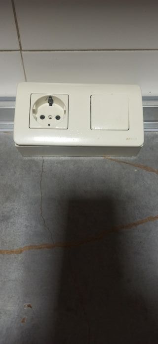 Enchufe e interruptor doble