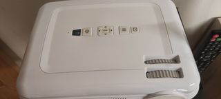 Proyector + trípode + pantalla