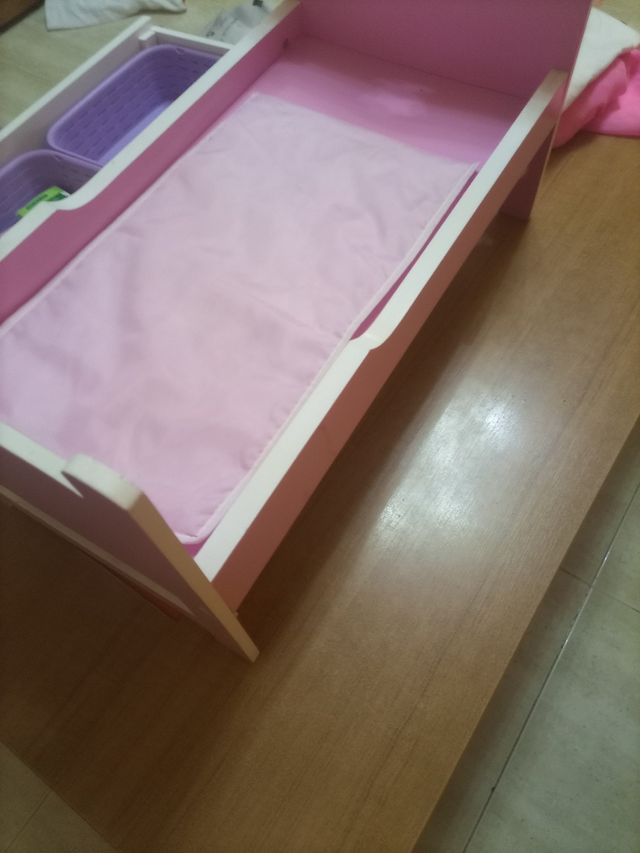 Camas de juguete  y armario a juego