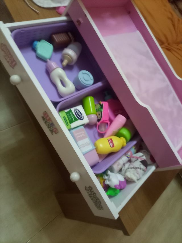 Camas de juguete  y armario a juego