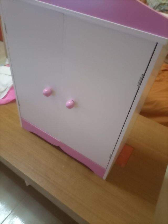 Camas de juguete  y armario a juego