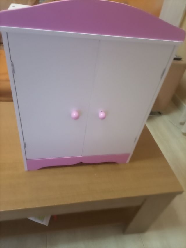 Camas de juguete  y armario a juego