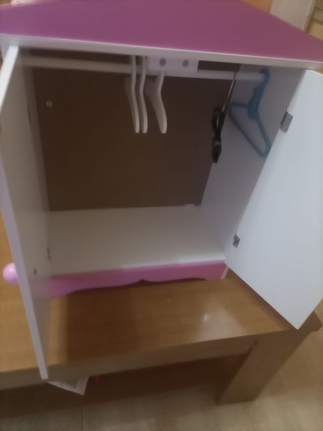 Camas de juguete  y armario a juego