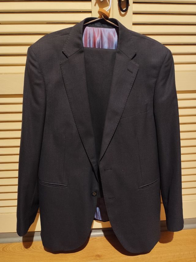 Traje como nuevo talla 52 marca bolos