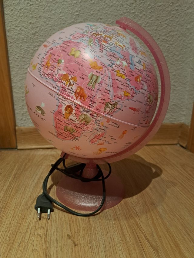 Globo terráqueo con luz