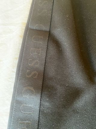 Pantalon negro guess