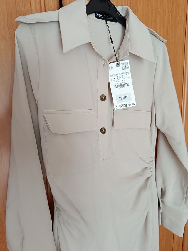 Vestido beige de Zara
