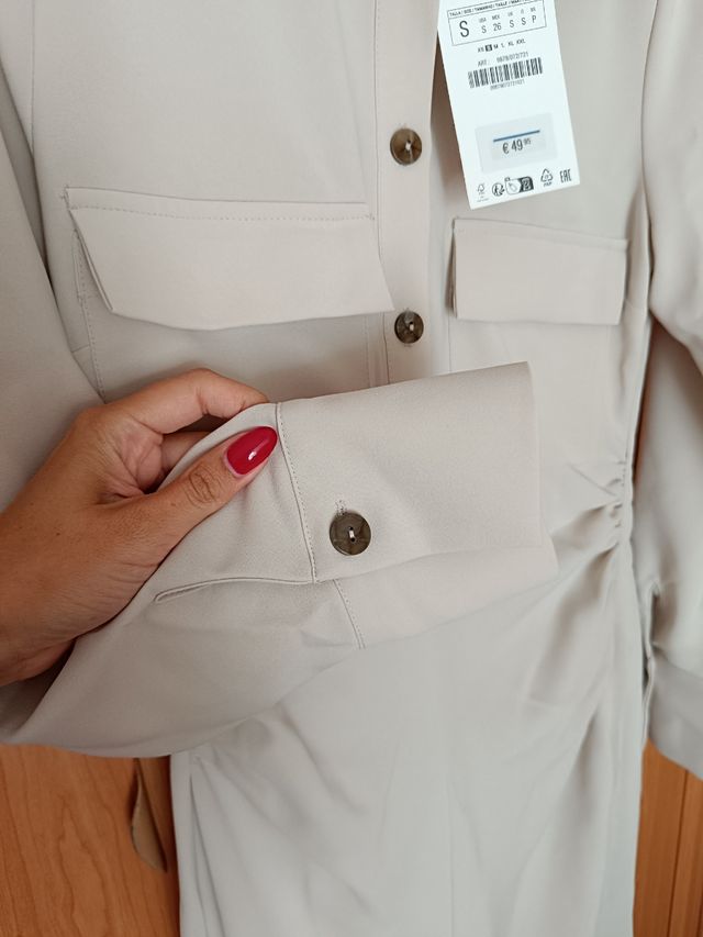 Vestido beige de Zara