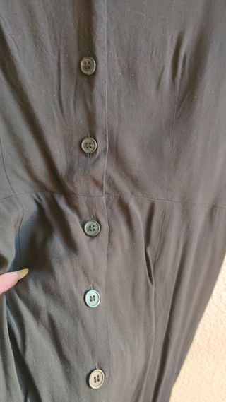 Vestido negro abotonado con mangas de globo