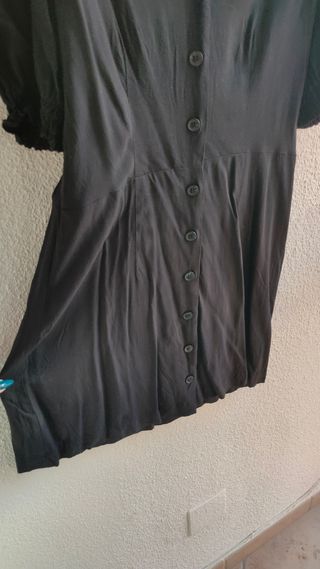 Vestido negro abotonado con mangas de globo